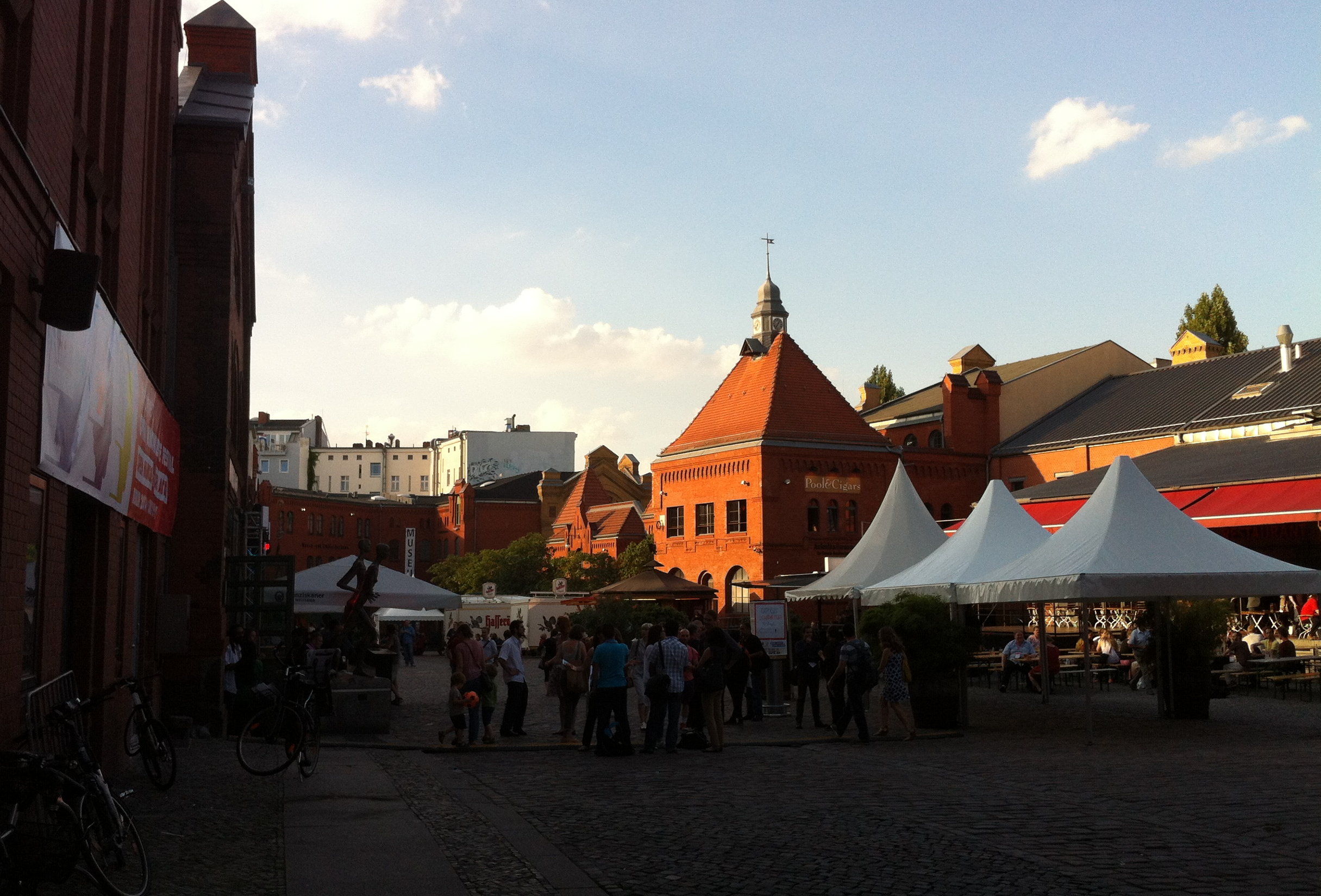Much of the Networking Happened in the Courtyard © Guillaume Kroll